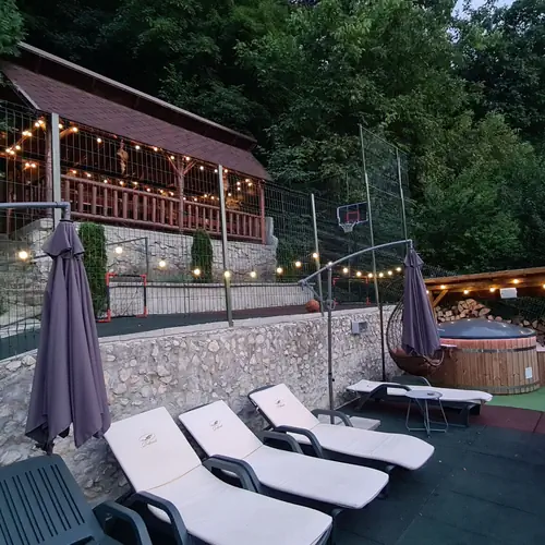 Zona de relaxare cu sezlonguri 