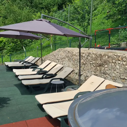 Zona de relaxare cu sezlonguri 