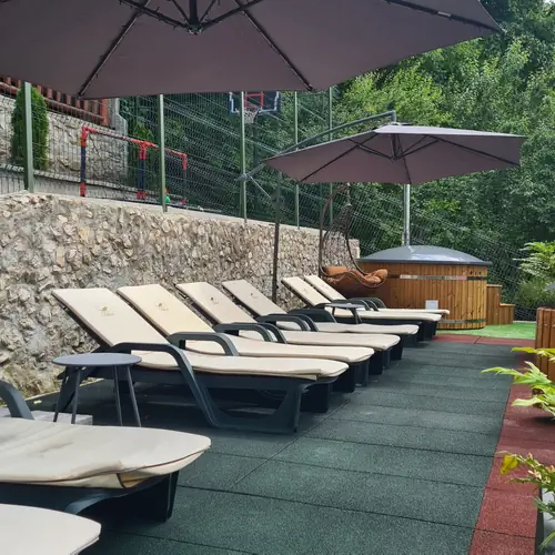 Zona de relaxare cu sezlonguri 