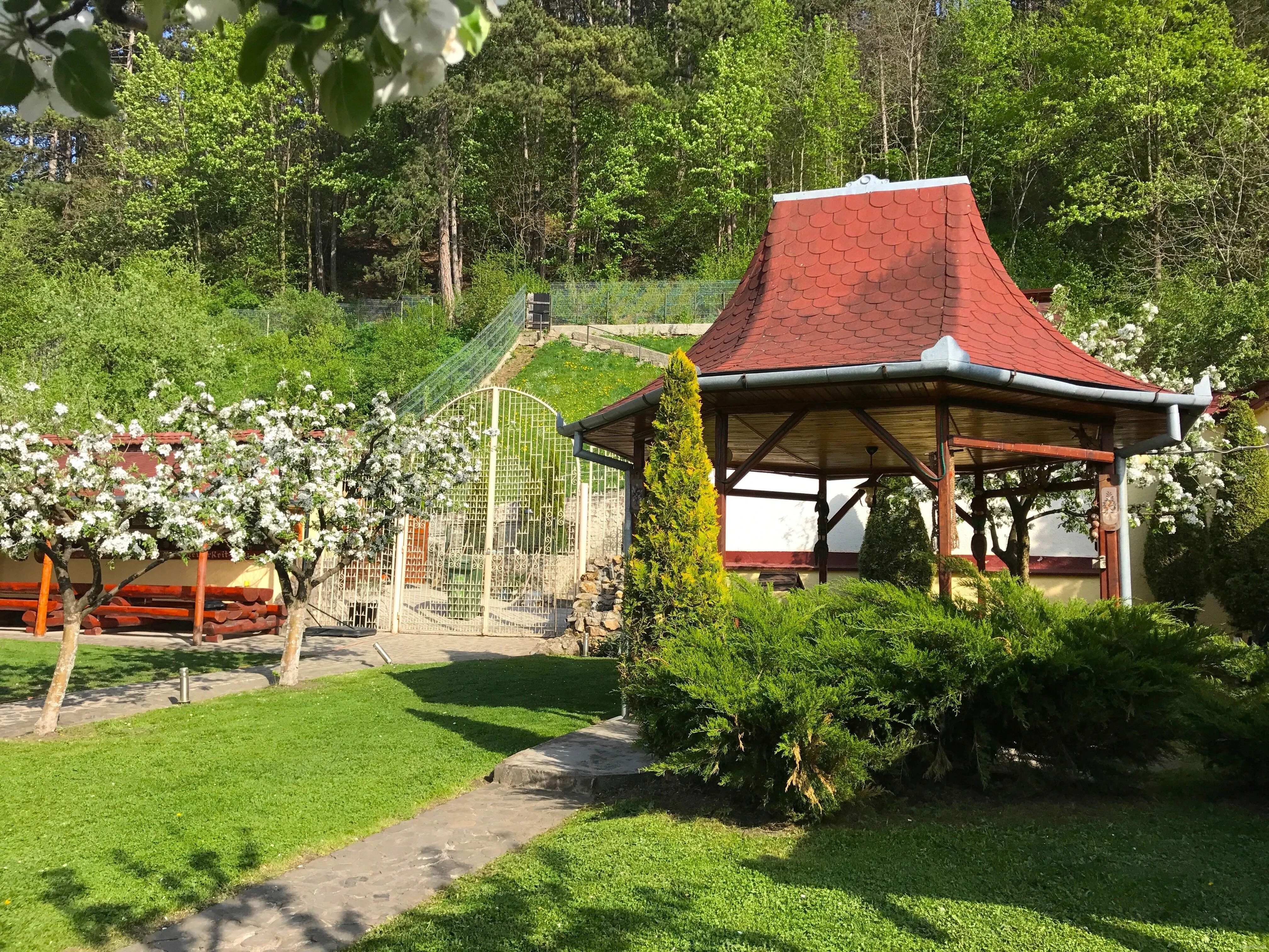 Gradina cu foisoare si diferite locuri de relaxare