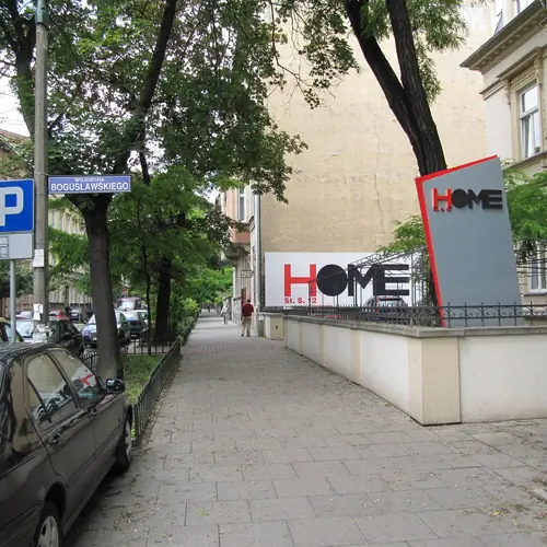 Apartament zlokalizowany jest w pobliżu Home Hotel