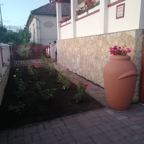 Rózsakert esővízgyűjtővel