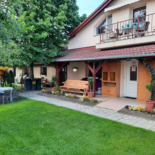 Vend&eacute;gh&aacute;z + előudvar