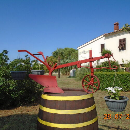 Pogled sa ceste na objekt