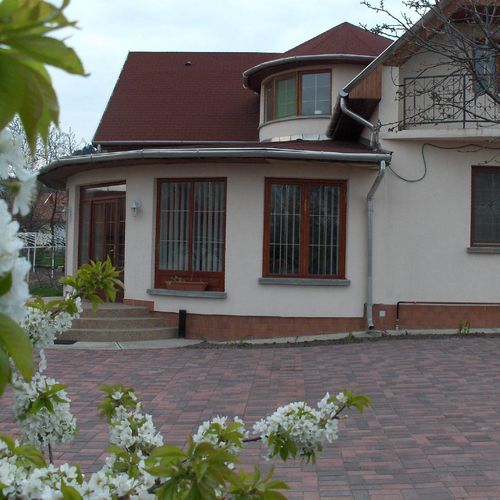 Vendégház tavasszal.