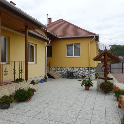 Apartman és a vendégház épülete