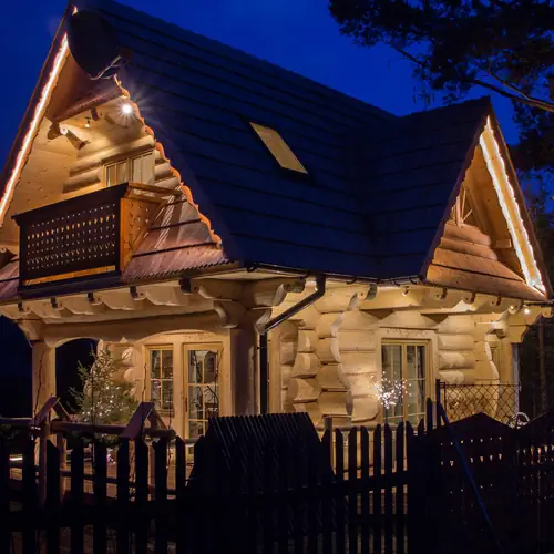 Fotografia domku drewnianego