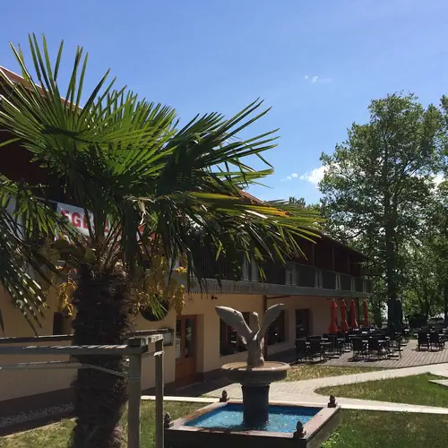 Fő&eacute;p&uuml;let - terasz