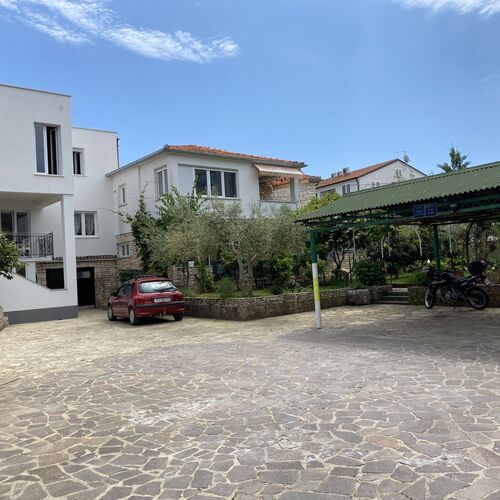 Nasa kuca  Sincic u kojoj se nalaze nasi apartmani NETI i MARIJA i soba sa kupatilom NORA