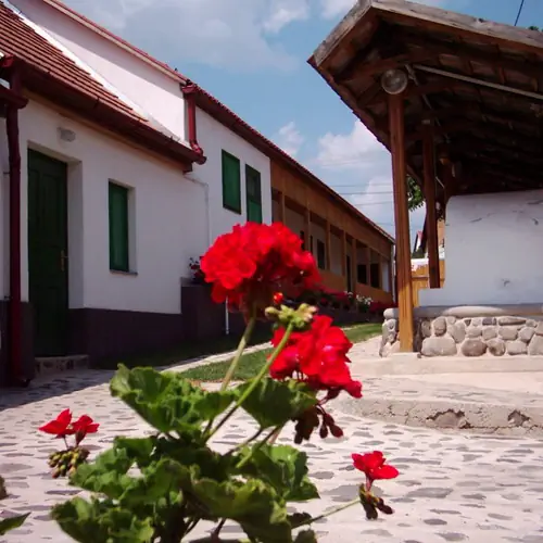 Udvar kemenc&eacute;vel