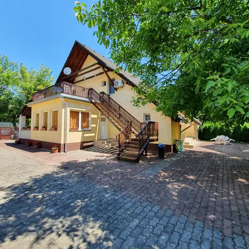 A Batthy&aacute;ny utca felől