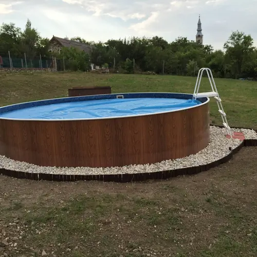 Fot&oacute; a medenc&eacute;ről