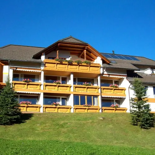 Haus L&ouml;ger im Sommer mit S&uuml;dbalkone