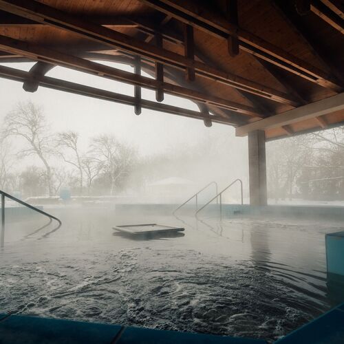 F&eacute;lig fedett term&aacute;lvizes medence.