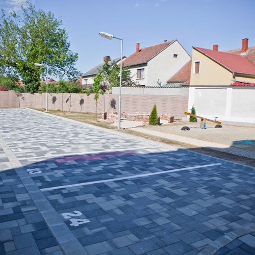Ingyenes parkoló,mely kártyás beléptetővel működik.