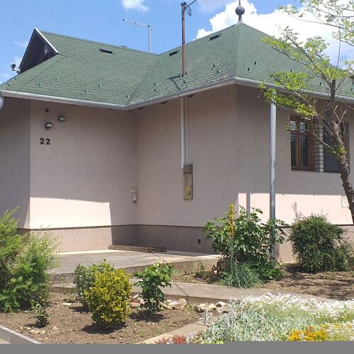 h&aacute;z eleje / front of the building