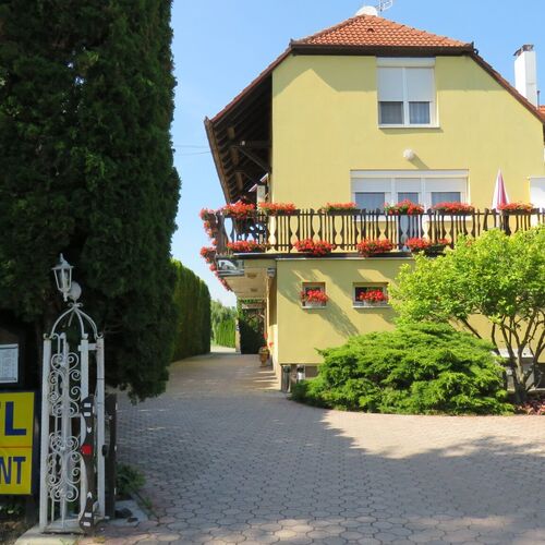 Bejárat, főépület