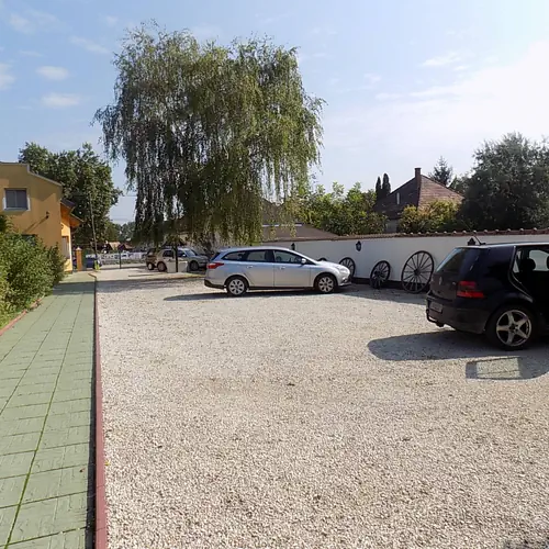 K&eacute;p belső udvarr&oacute;l