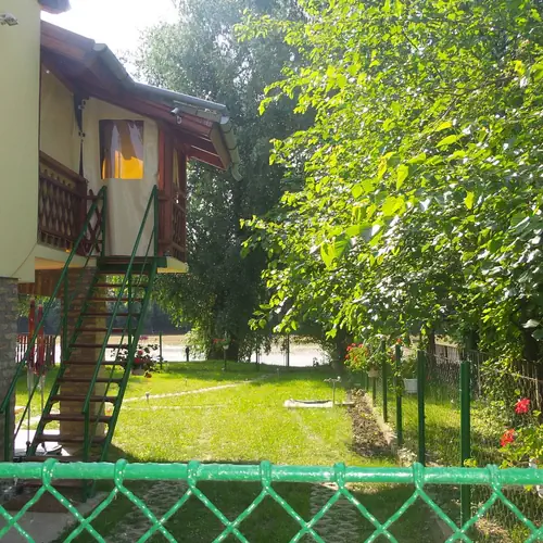 Udvar az utcáról nézve