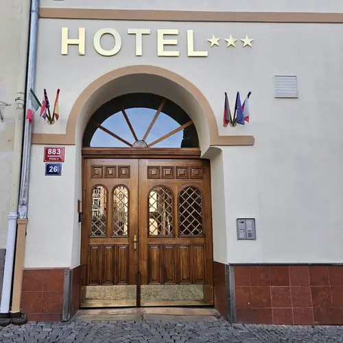 Vchod z ulice Slezsk&aacute; 26