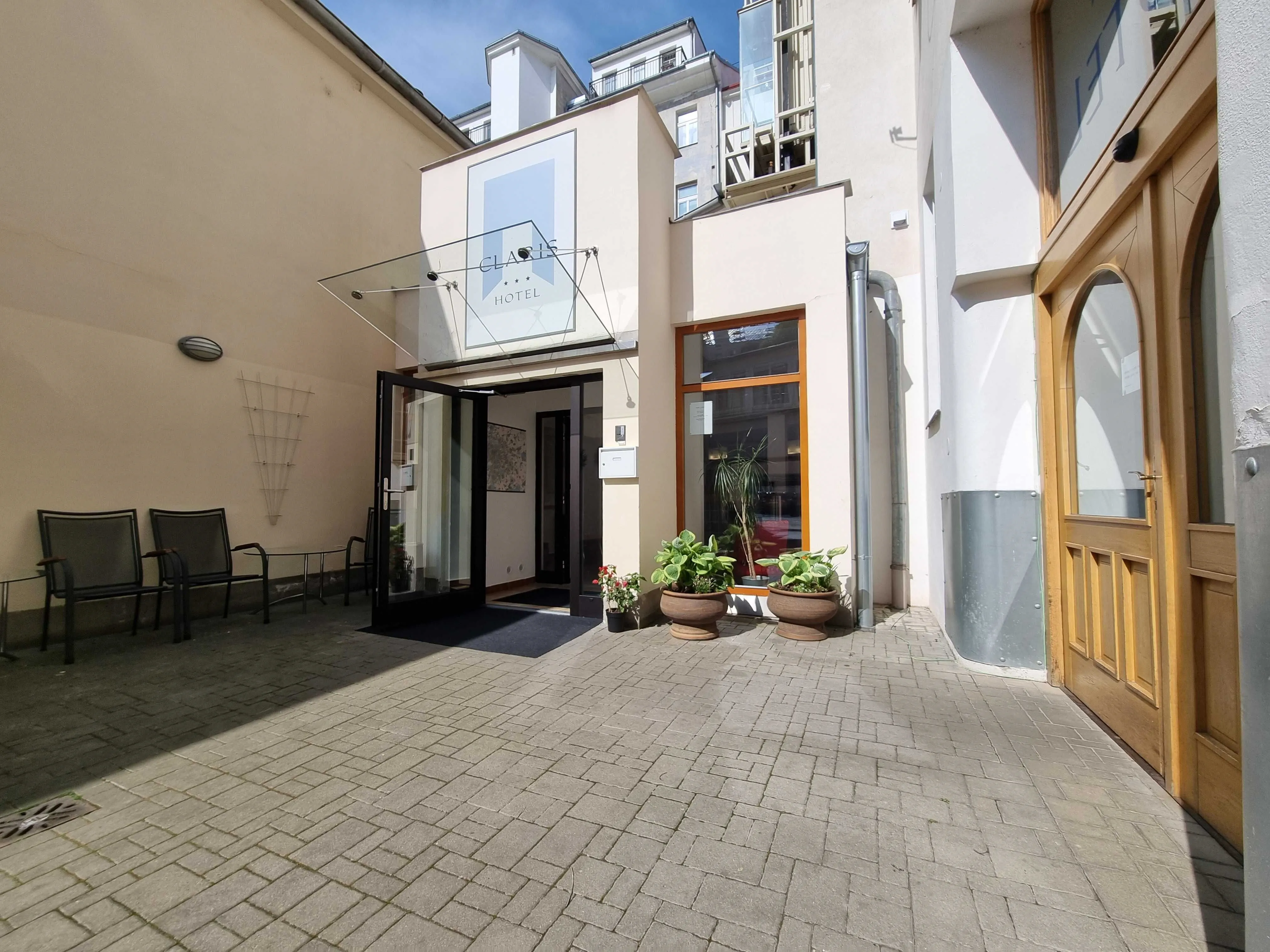 Dvůr s posezen&iacute;m, max do 22:00