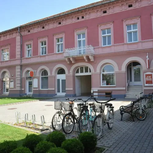 Az &eacute;p&uuml;let&uuml;nk h&aacute;ts&oacute; r&eacute;sze