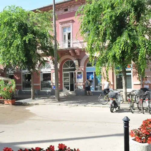 Szemből az utcafront