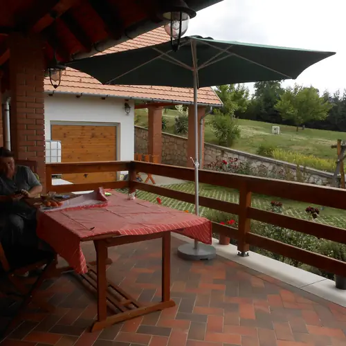 Kert&uuml;nk a teraszr&oacute;l