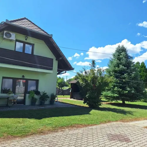 F&eacute;nyk&eacute;p belső udvarr&oacute;l