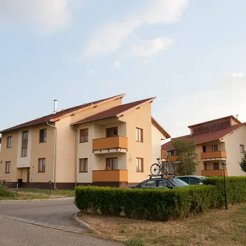 A fürdőtől 200 m-re található apartmanház, ahol különböző méretű apartmanok várják hosszabb távra érkező vendégeinket.