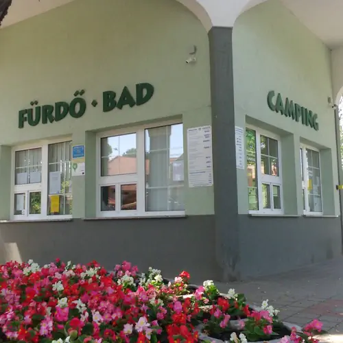 Fürdőbejárat és recepció