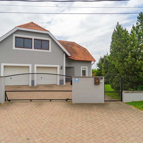 A Villa az utca felől