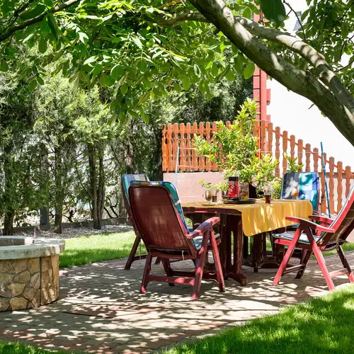 Kerti asztal, Bogr&aacute;csoz&aacute;s, grillez&eacute;s
