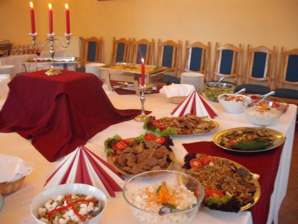 Borostyán Étterem és Ifjúsági Szálláshely Forráskút