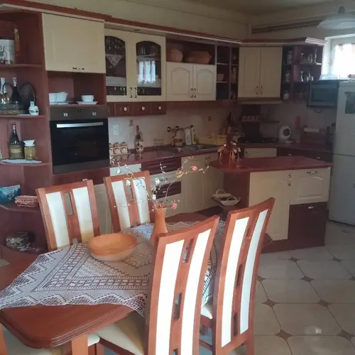 k&uuml;l&ouml;n&aacute;ll&oacute; konyha