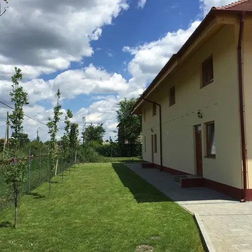 H&aacute;ts&oacute; kert