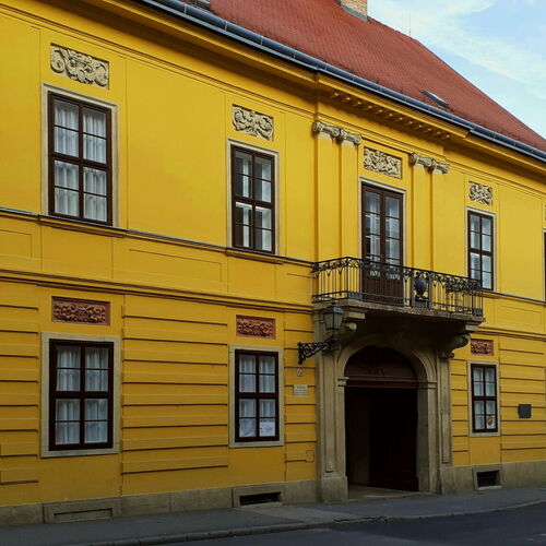Ciszterci szállás Pécs utcafront a bejárattal
