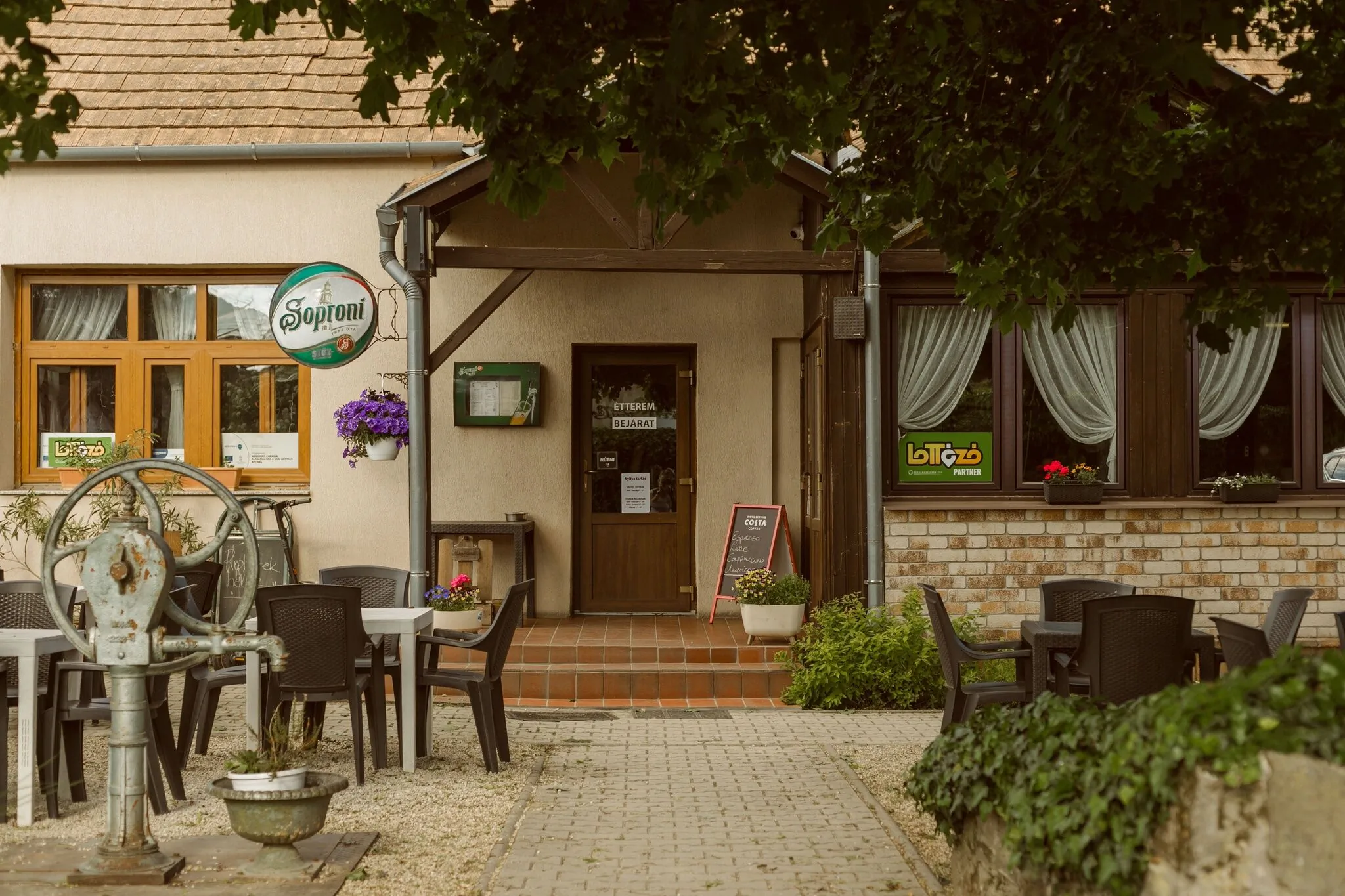 Borostyánkert Étterem és Vendégház Sitke