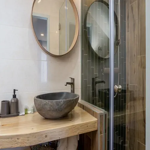 St&iacute;lusos f&uuml;rdőszob&aacute;ink mindegyike t&ouml;m&ouml;rfa pulttak &eacute;s folyami kő mod&oacute;kagyl&oacute;val rendelkezik