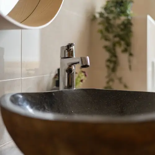 St&iacute;lusos f&uuml;rdőszob&aacute;ink mindegyike t&ouml;m&ouml;rfa pulttak &eacute;s folyami kő mod&oacute;kagyl&oacute;val rendelkezik