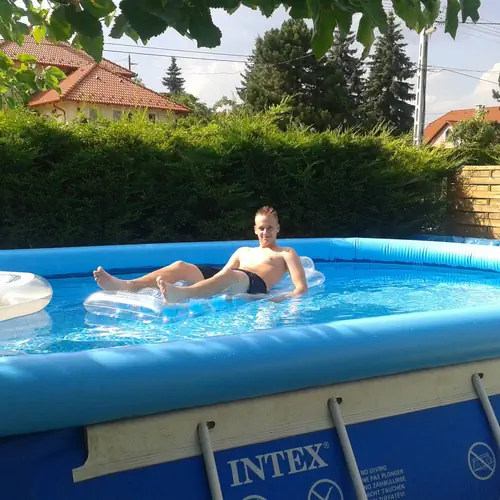 medence vend&eacute;geknek