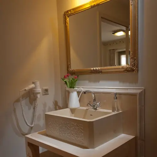 Standard szoba f&uuml;rdőszob&aacute;ja.