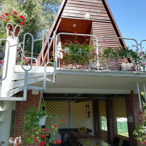 H&aacute;z az udvarr&oacute;l n&eacute;zve