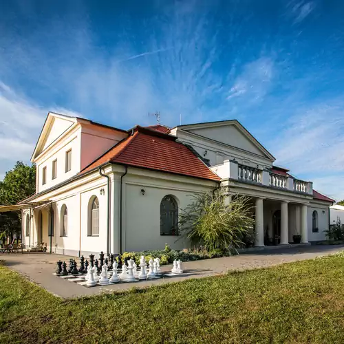 Tarnóca Kúria Soponya 001 kép