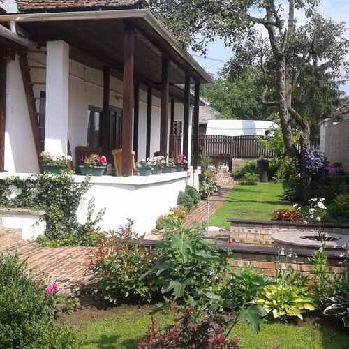 Szalonna sütő és kerti grill a terasz mögött