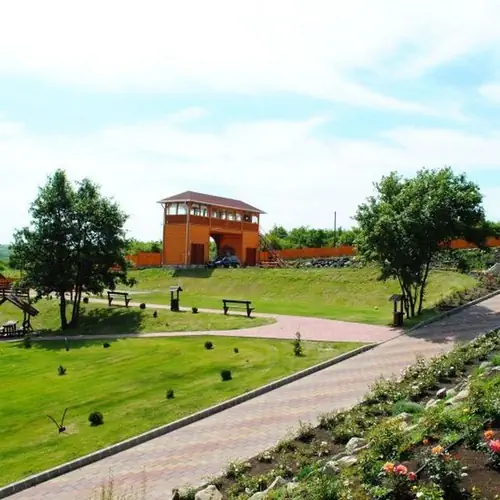 Belső kert, székelykapu, a székelykapu tetején van a reggelizőterem