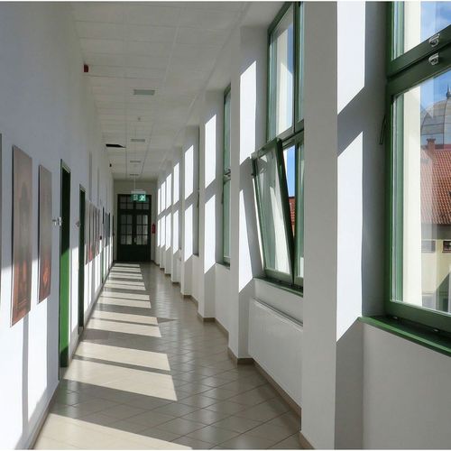 Folyosó, amiről a szobák nyílnak.
