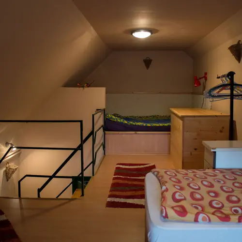 gal&eacute;ri&aacute;s egy l&eacute;gterű szoba 