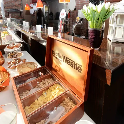 Foto pomieszczenia śniadaniowego