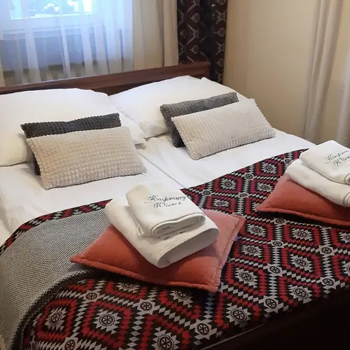 Pokoje z akcentem stylu zakopiańskiego.